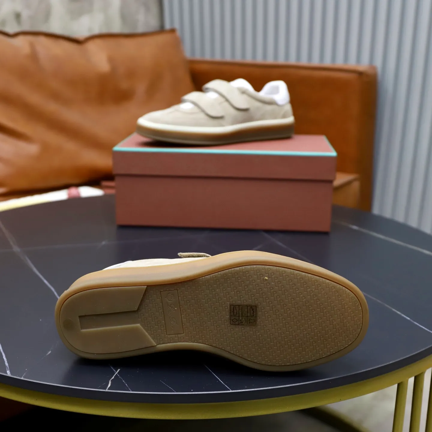 Ex-factory price: 560💰Loro Riana men’s moral training sneakers! Made from high-quality materials and designed in a low-cut silhouette, it offers an elegant and stylish look that's suitable for year-round wear. The unique double-layer sole aesthetic design, caramel cup-shaped outsole is decorated with off-white rubber trim, creating an attractive color combination. Pair with tailored pieces or jeans for a sophisticated yet casual look. The heel is decorated with soft cow leather tongue with Kummel color inserts and cotton laces with embossed LP logo. Upper: cow split suede stitching knitted fabric. Lining: original thickened soft sheepskin. Size: 38-39-40-41-42-43-44 (customized in 45.46)